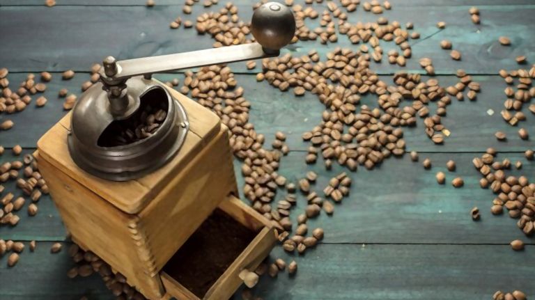 6 Best Hand Crank Coffee Grinders Aug 2020 Reviews ...